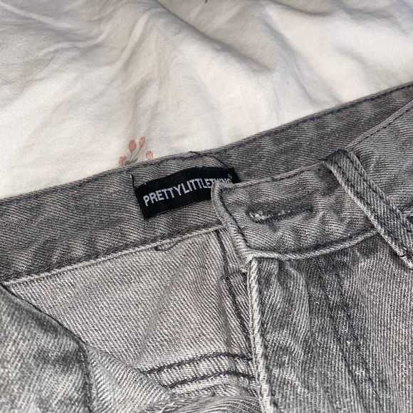 PRETTYLITTLETHING Grey Open Knee Ripped Turn Up Boyfriend Jeans - New - Size 4 - Picture 4 of 7